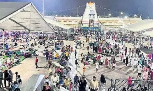 திருப்பதியில் பக்தர்கள் கூட்டம் அலைமோதியது- 2 கிலோமீட்டர் வரிசையில் நின்று தரிசனம்