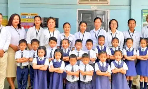 ஒரே பள்ளியில் சேர்ந்த 8 ஜோடி இரட்டையர்கள்