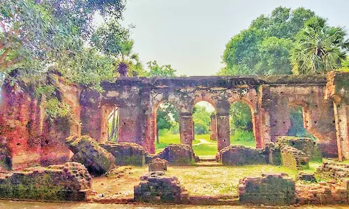 சமூக விரோதிகளின் மதுக்கூடாரமாக மாறும் அரிக்கன்மேடு-சுற்றுலா பயணிகள் அச்சம்