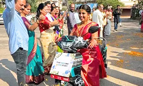 திருமண மண்டபத்துக்கு எலெக்ட்ரிக் ஸ்கூட்டரில் வந்த மணப்பெண்