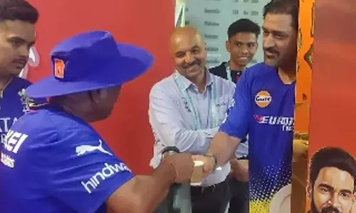 ஆர்சிபி டிரஸ்ஸிங் அறைக்கு சர்ப்ரைஸ் விசிட் அடித்த தோனி