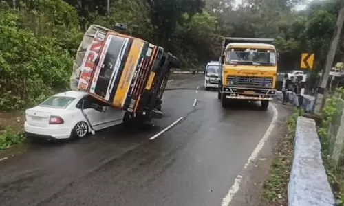 கார் மீது கவிந்த லாரி... அதிர்ஷ்டவசமாக எந்த உயிர்ச்சேதமும் இல்லை