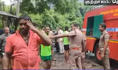 குற்றால அருவி வெள்ளப்பெருக்கில் சிக்கி மாயமான சிறுவன் சடலமாக மீட்பு