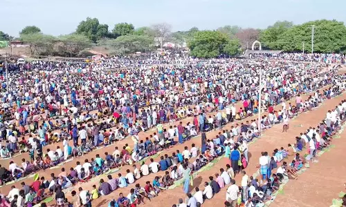 கரும்பாறை முத்தையா கோவிலில் பிரம்மாண்ட அசைவ விருந்து- ஆண்கள் மட்டும் பங்கேற்ற வினோத விழா
