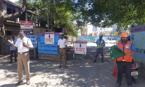 மெட்ரோ ரெயில் பணிக்காக பெரம்பூர் பேரக்ஸ் ரோடு மூடப்பட்டது
