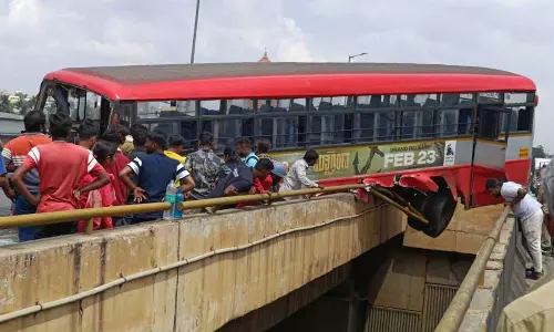 மேம்பாலத்தில் சென்ற போது விபத்து - உயிர்தப்பிய 20 பயணிகள்