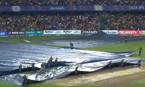 சென்னை - பெங்களூரு போட்டியில் குறுக்கிட்ட மழை: ஆட்டம் தற்காலிகமாக நிறுத்தம்