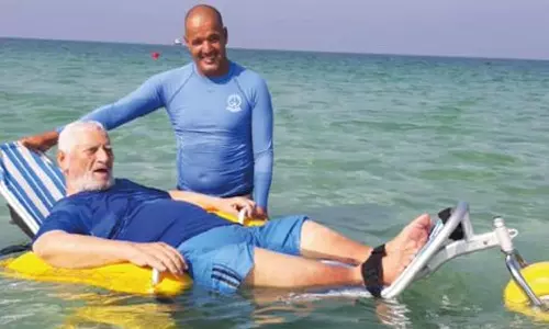 மாற்றுத்திறனாளிகள், முதியோர்களுக்காக மிதக்கும் நாற்காலி வசதி அறிமுகம்