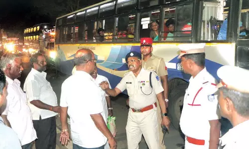 சுற்றுலா பயணிகள் வருகை அதிகரிப்பு- புதுச்சேரியில் கடும் போக்குவரத்து நெரிசல்
