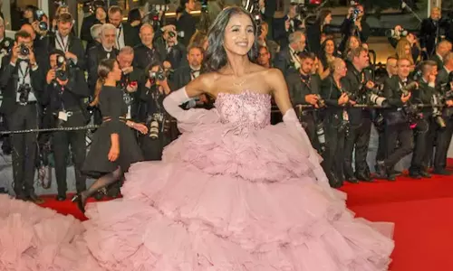 20 கிலோ எடை கொண்ட கவுன் அணிந்து வந்த பெண் பிரபலம்