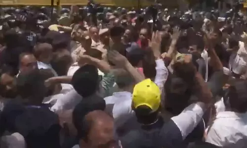 பா.ஜ.க. அலுவலகம் நோக்கி பேரணி: ஆம் ஆத்மி கட்சியினரை தடுத்து நிறுத்திய டெல்லி போலீஸ்