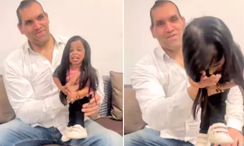 உலகின் மிகவும் குள்ளமான பெண்ணை சந்தித்த கிரேட் காளி