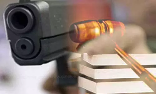 துப்பாக்கி முனையில் வாலிபரை கடத்தி நகை-பணம் பறிப்பு: காங்கிரஸ் நிர்வாகிகள் உள்பட 10 பேர் மீது வழக்கு