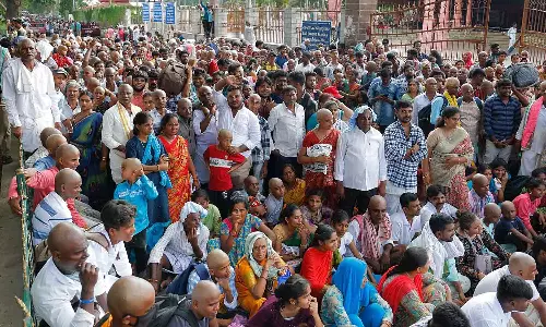 திருப்பதியில் 3-வது நாளாக அலைமோதும் பக்தர்கள் கூட்டம்