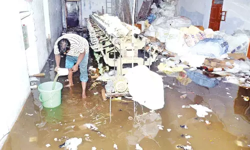 திருப்பூரில் இடைவிடாது இடியுடன் கொட்டி தீர்த்த கோடை மழை