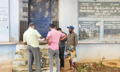 கூட்டுறவு வங்கியில் கதவை உடைத்து கொள்ளை முயற்சி: 4 கிலோ தங்க நகைகள் தப்பியது