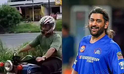 தோல்விக்கு பிறகு சொந்த ஊரில் பைக் ரைடு செய்த டோனி- வைரலாகும் வீடியோ