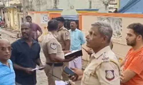 நகை வியாபாரியிடம் பட்டாக்கத்தி முனையில் 75 பவுன் தங்கம்-7 கிலோ வெள்ளி கொள்ளை