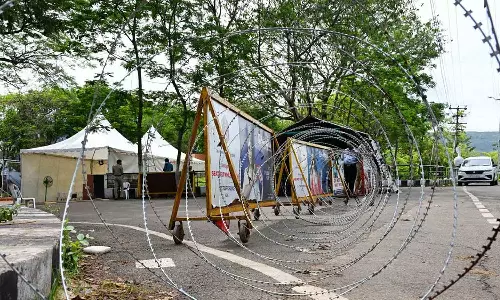 ஆந்திராவில் வாக்குப்பதிவு எந்திரங்கள் வைக்கப்பட்டுள்ள மையங்களில் இரும்பு முள்வேலி