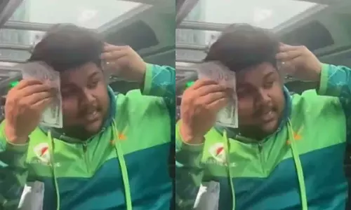கரன்சியால் வியர்வையை துடைக்கும் அசம் கானின் வீடியோவால் சர்ச்சை