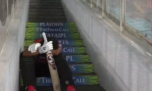 எதிர்பாராத ரன் அவுட்.. படியில் அமர்ந்து அழுத ராகுல் திரிபாதி - வைரல் வீடியோ