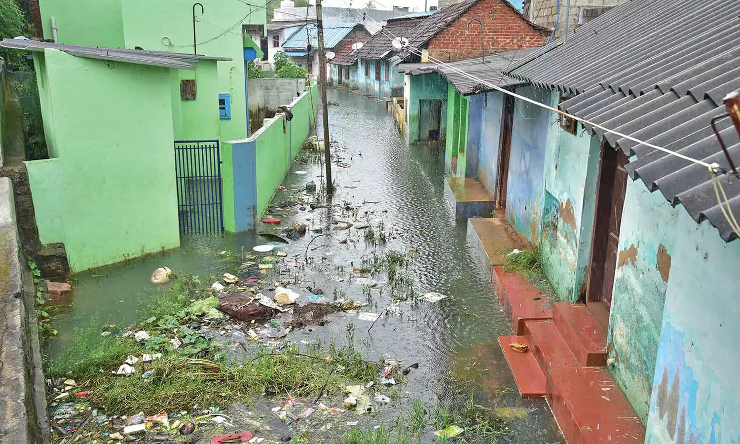 குமரியில் விடிய விடிய கொட்டி தீர்த்த கனமழை குமரியில் விடிய விடிய கொட்டி தீர்த்த கனமழை