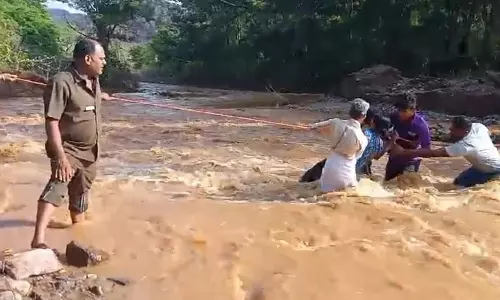 பலத்த மழையால் வெள்ளப்பெருக்கு- காட்டாற்றை ஆபத்தான முறையில் கடந்து செல்லும் கிராம மக்கள்