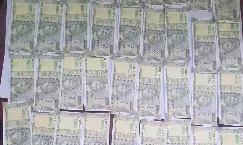 ஏ.டி.எம்.மில் கள்ள நோட்டை செலுத்திய கோர்ட் ஊழியர் கைது