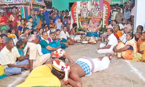 புதுச்சேரி அருகே கோவில் விழாவில் பாம்பு நடனமாடிய பூசாரிகள்