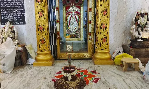 கோவில் திருவிழாவில் அந்தரத்தில் நின்ற கத்தியால் பக்தர்கள் பரவசம்