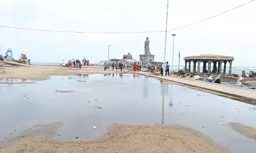 கனமழையினால் குளம் போல் காட்சியளிக்கும் கன்னியாகுமரி கடற்கரை