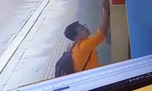 கெஜ்ரிவாலுக்கு கொலை மிரட்டல் விடுக்கும் வகையில் வாசகம்- வாலிபர் கைது