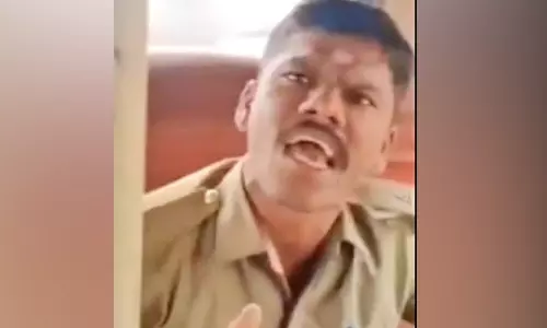 அரசு பஸ்சில் டிக்கெட் எடுக்க மறுத்து கண்டக்டருடன் போலீஸ்காரர் வாக்குவாதம்- வீடியோ