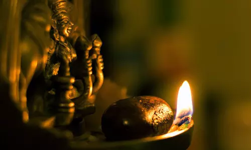 அலைமகள் கலைமகள் மலைமகள் வாசம் செய்யும் விளக்கு