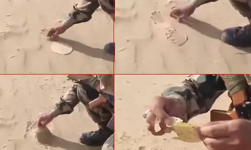 பாலைவன மண்ணில் அப்பளம் சுடும் ராணுவ வீரர்: வைரலாகும் வீடியோ