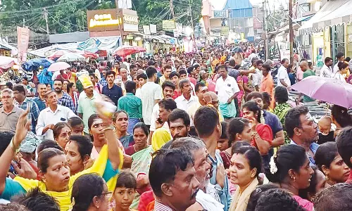 திருவண்ணாமலையில், பவுர்ணமியை யொட்டி லட்சக்கணக்கான பக்தர்கள் விடிய, விடிய கிரிவலம்