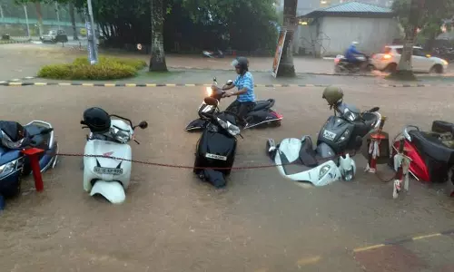 கேரளாவில் கனமழை நீடிப்பு- கொச்சி, திருச்சூரில் சாலைகளை சூழ்ந்த வெள்ளம்