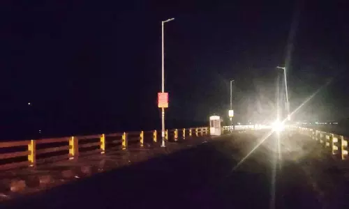 ரூ.40 லட்சம் மின் கட்டண பாக்கியால் இருளில் மூழ்கியுள்ள பாம்பன் பாலம்