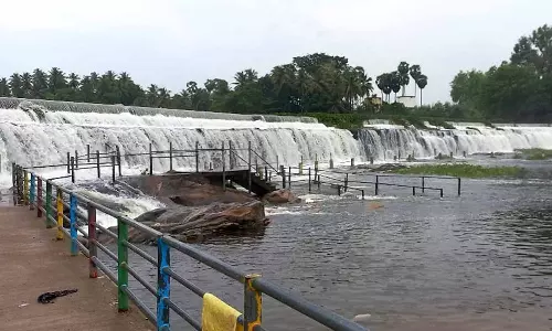 பவானி ஆற்றில் வெள்ளப்பெருக்கு- கொடிவேரி தடுப்பணையில் சுற்றுலா பயணிகள் குளிக்க தடை