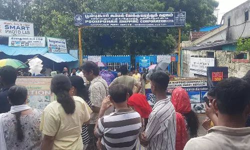 கடல் நீர்மட்டம் திடீர் தாழ்வு- விவேகானந்தர் மண்டபத்துக்கு படகு போக்குவரத்து ரத்து