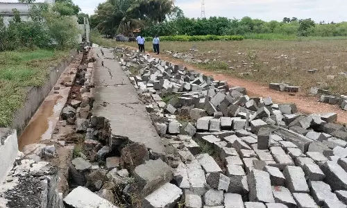 வேடசந்தூரில் கனமழை- இடி தாக்கியதில் தனியார் ஆலையில் காம்பவுண்டு சுவர் இடிந்தது