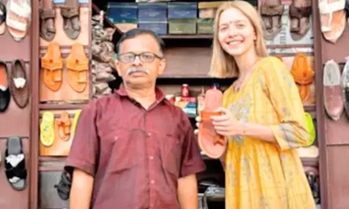 செருப்பு தைக்கும் தொழிலாளியுடன் கலந்துரையாடலை பகிர்ந்த ரஷிய பெண்