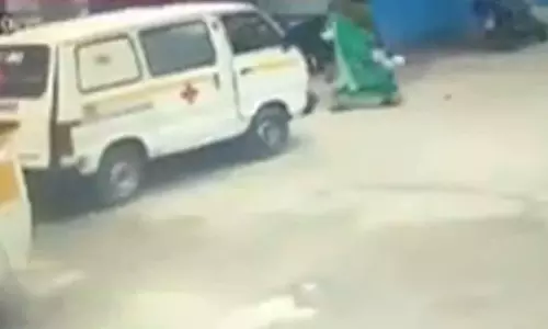 நின்று கொண்டிருந்த ஆம்புலன்சை இயக்கிய சிறுவன்- பெண்கள் படுகாயம் - வைரல் வீடியோ