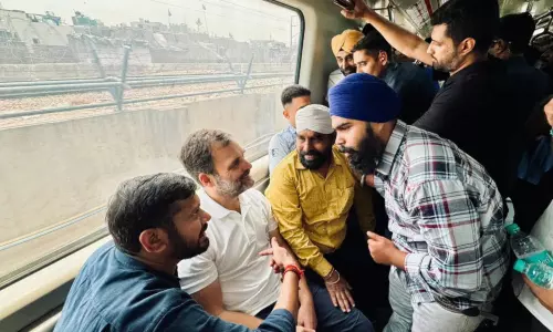 டெல்லி மெட்ரோ ரெயிலில் பயணம் செய்த ராகுல் காந்தி