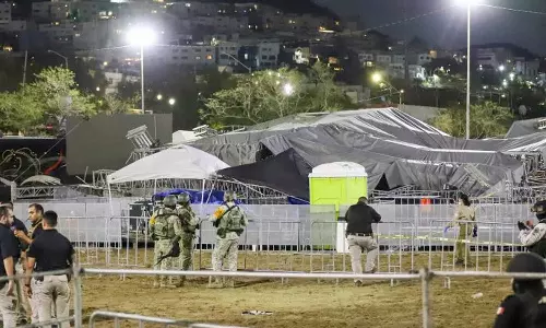 மெக்சிகோவில் தேர்தல் பிரசார மேடை சரிந்து 9 பேர் பலி