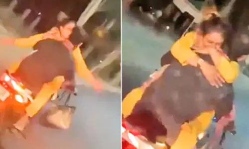 பைக்கில் முத்தமழை பொழிந்து சாகச பயணம் செய்த இளம்ஜோடி