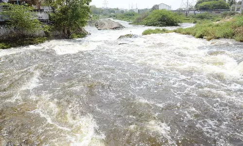 தொடர் மழை: குளம்-தடுப்பணைகள் நிரம்புவதால் விவசாயிகள் மகிழ்ச்சி