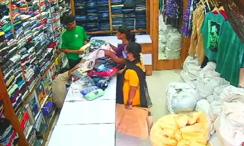 துணிக் கடையில் நூதனமான முறையில் ஆடைகளை திருடிய 2 பெண்கள் கைது
