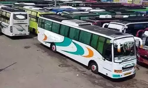 பஸ் நிறுத்தத்தில் நிறுத்தாத 8 பஸ்களுக்கு அபராதம்- போக்குவரத்து போலீசார் அதிரடி