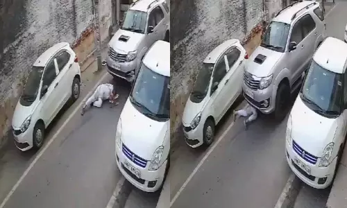 முதியவர் மீது கார் ஏறி இறங்கிய சம்பவம்- நெஞ்சை பதற வைக்கும் வீடியோ